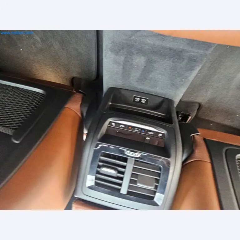 Autocaravanas, furgonetas y turismos modernos-12