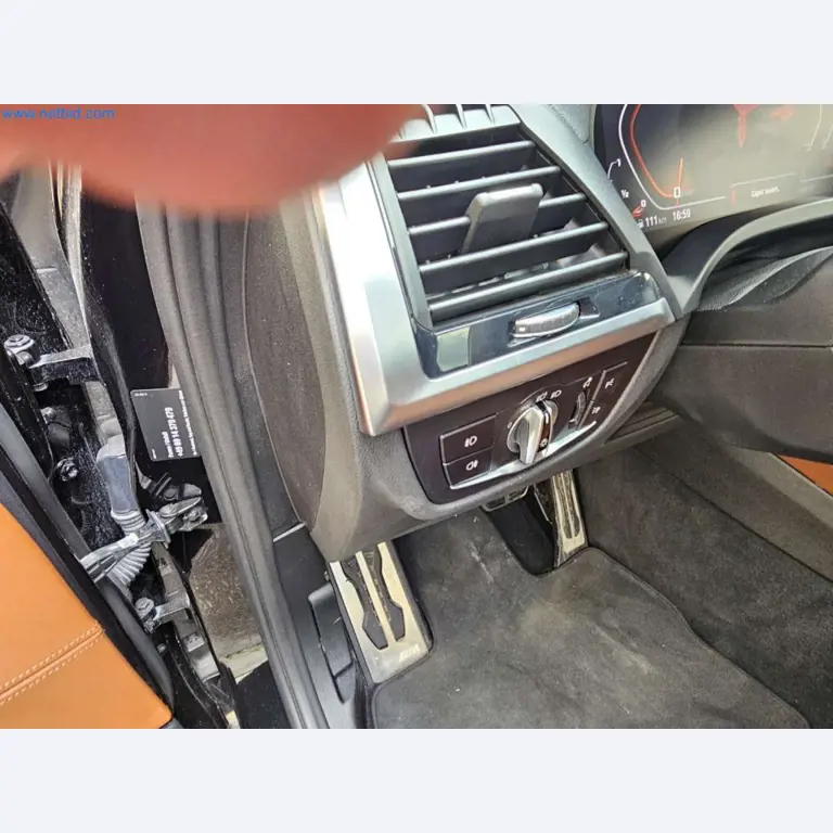 Autocaravanas, furgonetas y turismos modernos-17