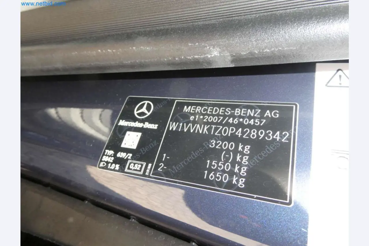 Autocaravanas, furgonetas y turismos modernos-17