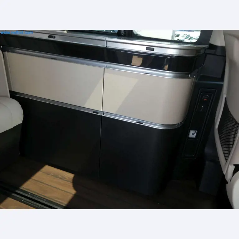 Autocaravanas, furgonetas y turismos modernos-27