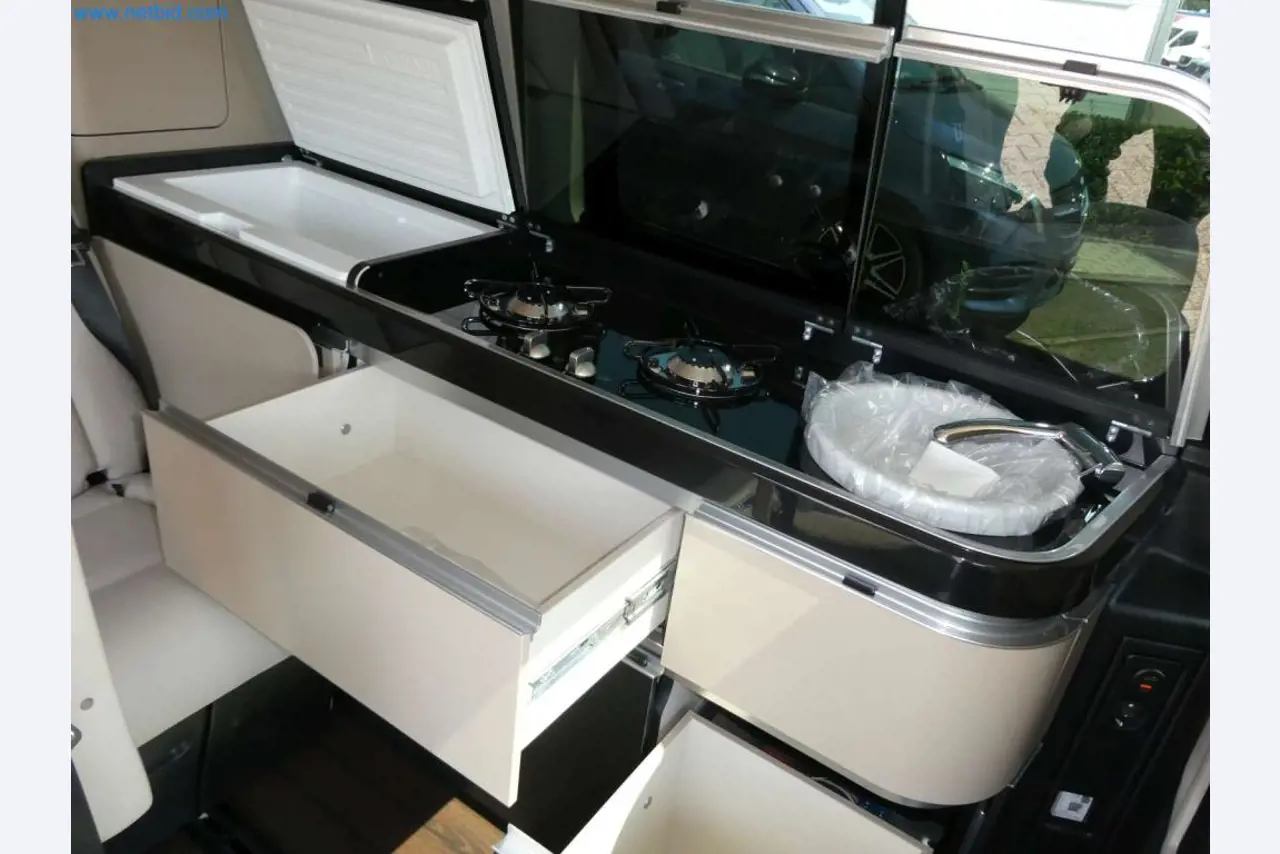 Autocaravanas, furgonetas y turismos modernos-28