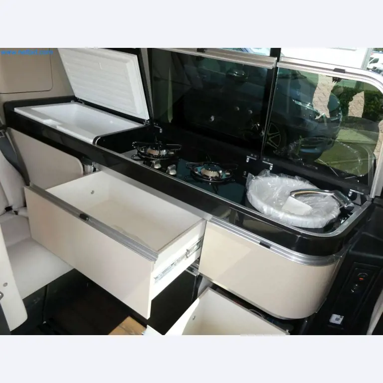 Autocaravanas, furgonetas y turismos modernos-28