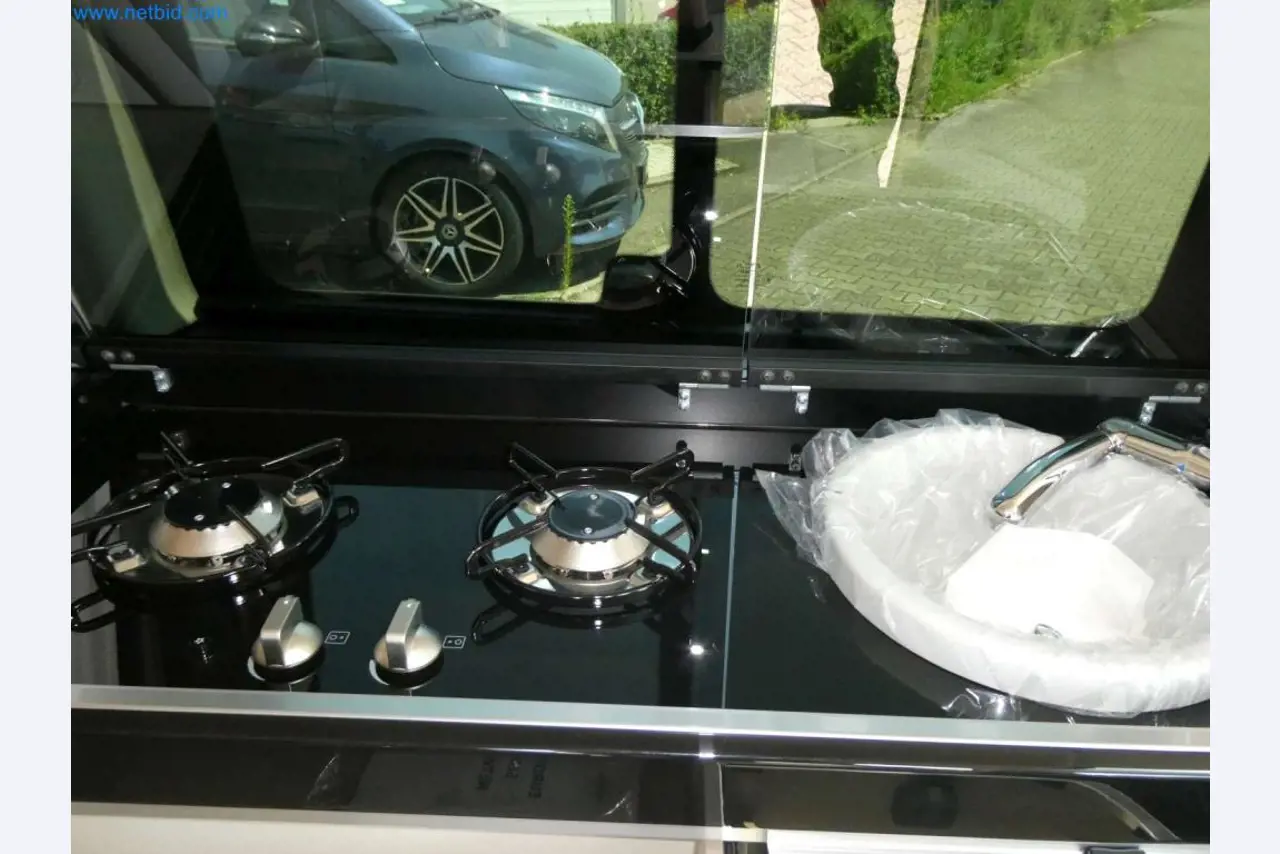 Autocaravanas, furgonetas y turismos modernos-29