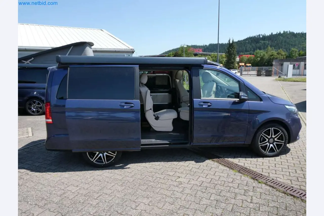 Autocaravanas, furgonetas y turismos modernos-33