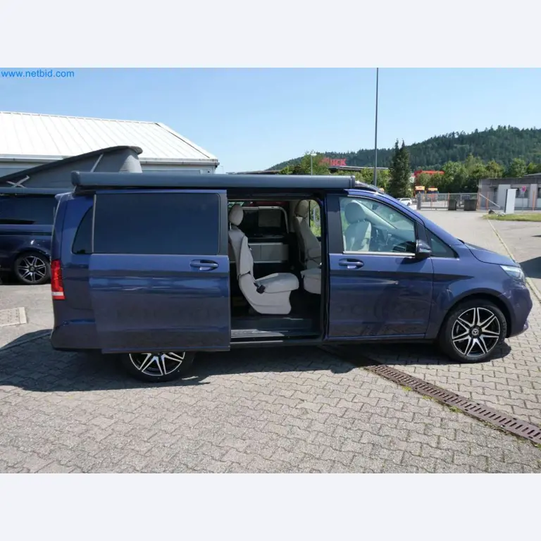 Autocaravanas, furgonetas y turismos modernos-33