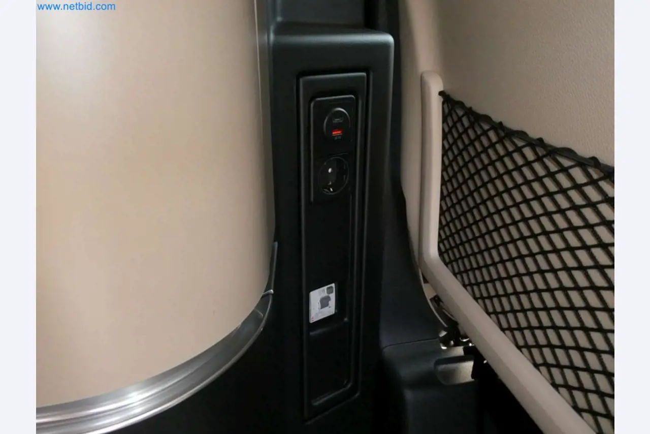 Autocaravanas, furgonetas y turismos modernos-35