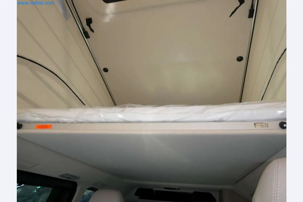 Autocaravanas, furgonetas y turismos modernos-37