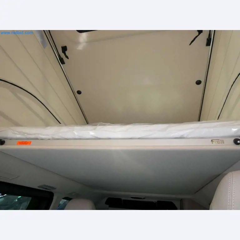 Autocaravanas, furgonetas y turismos modernos-37