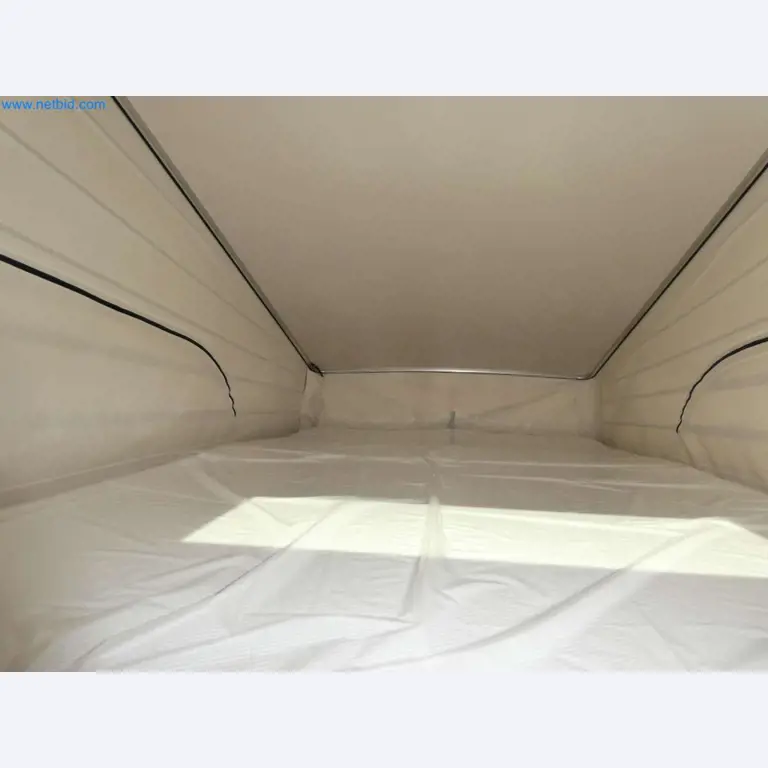 Autocaravanas, furgonetas y turismos modernos-38
