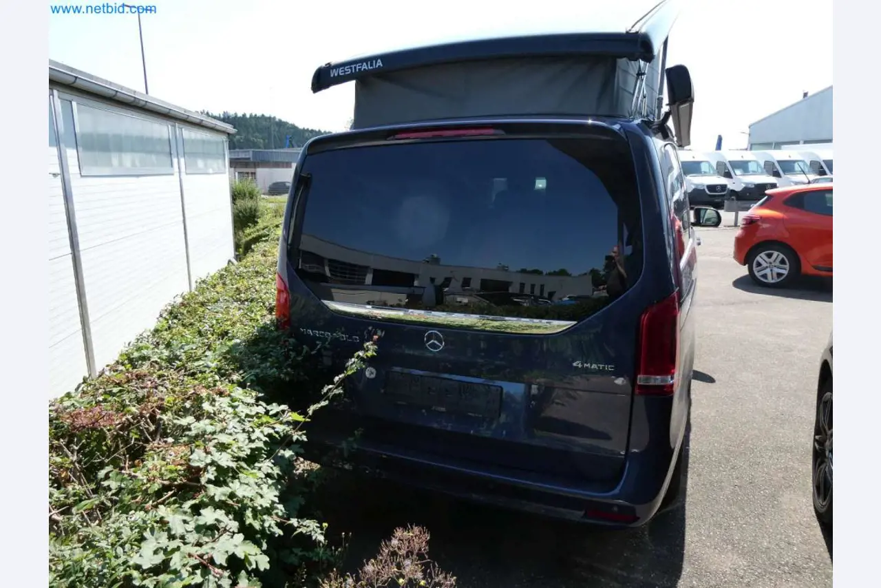 Autocaravanas, furgonetas y turismos modernos-40