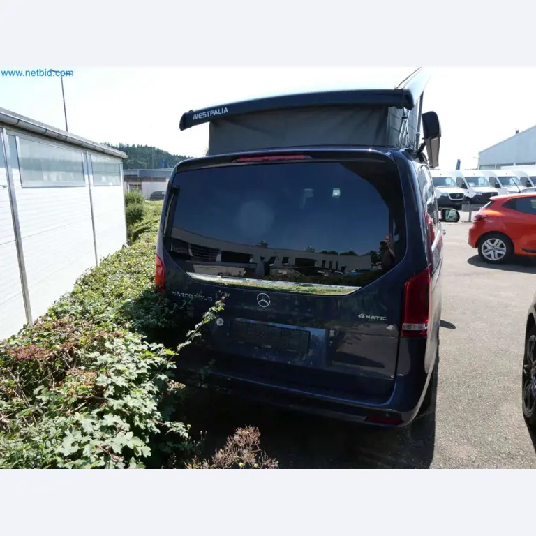 Autocaravanas, furgonetas y turismos modernos-40