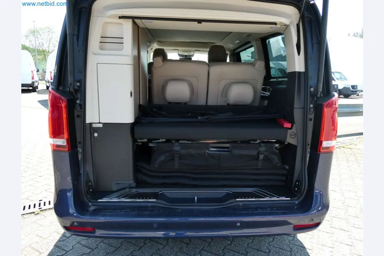 Autocaravanas, furgonetas y turismos modernos-44