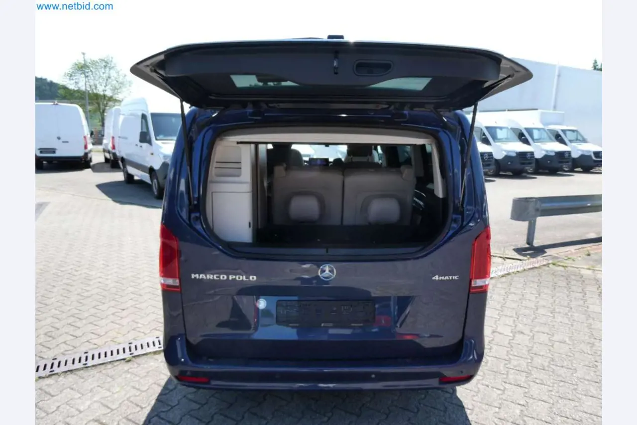 Autocaravanas, furgonetas y turismos modernos-4