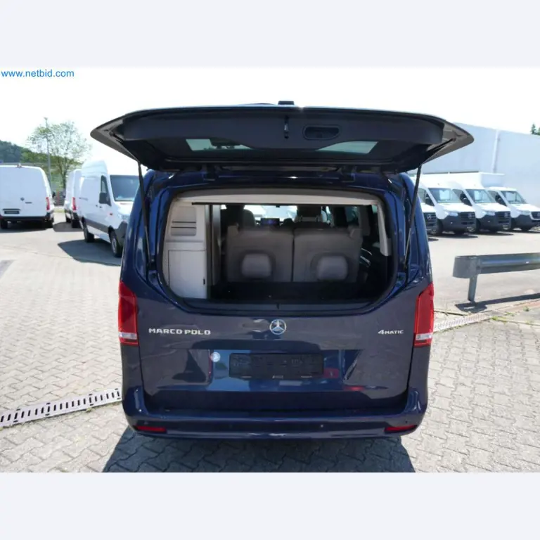 Autocaravanas, furgonetas y turismos modernos-4