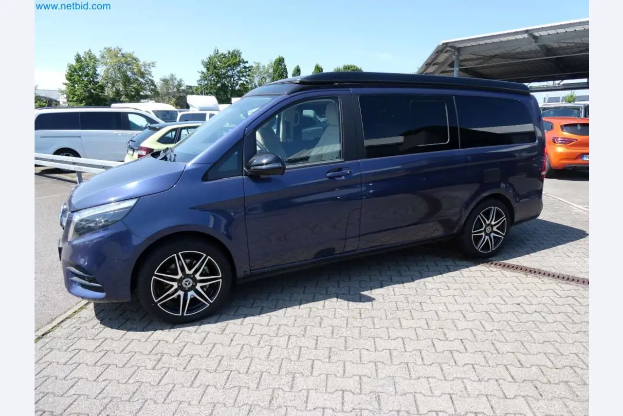 Autocaravanas, furgonetas y turismos modernos-5