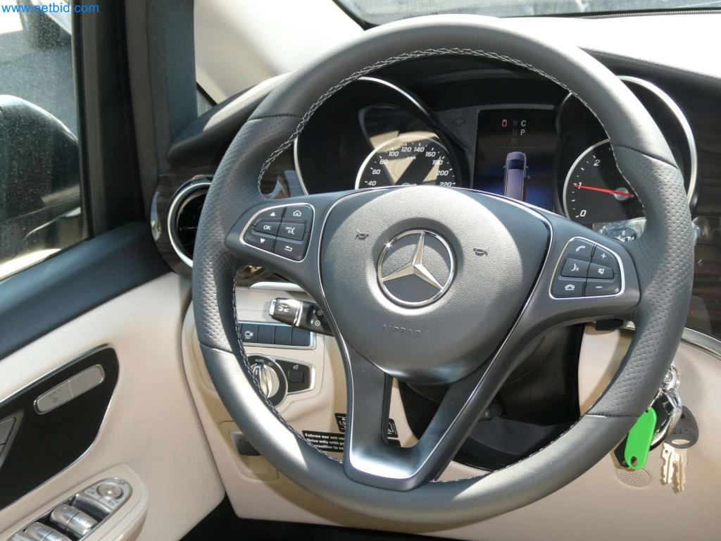 Autocaravanas, furgonetas y turismos modernos-11