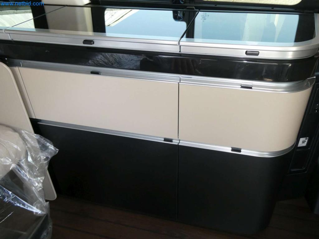 Autocaravanas, furgonetas y turismos modernos-14