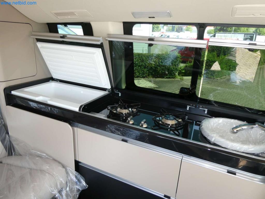 Autocaravanas, furgonetas y turismos modernos-15