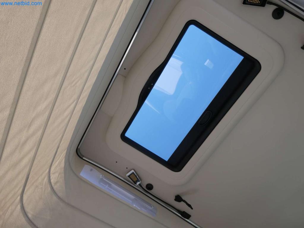 Autocaravanas, furgonetas y turismos modernos-17