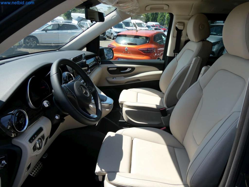 Autocaravanas, furgonetas y turismos modernos-18