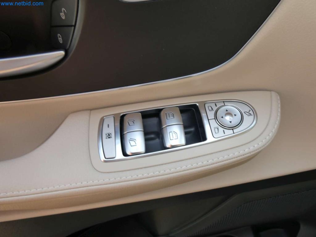 Autocaravanas, furgonetas y turismos modernos-21