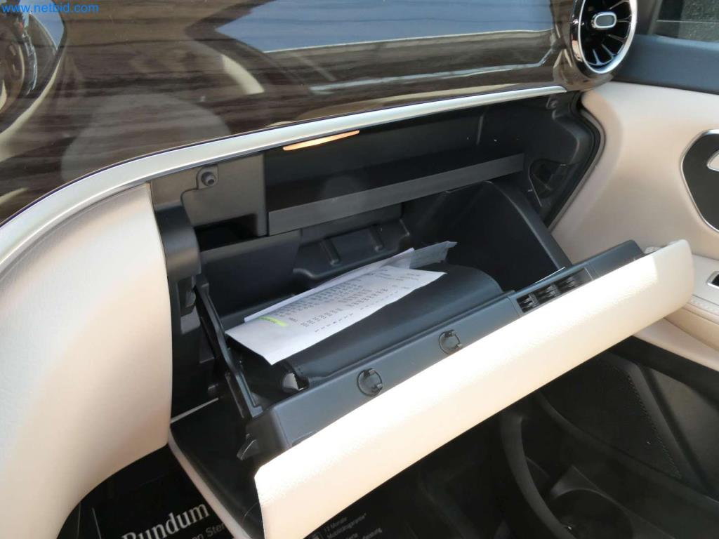 Autocaravanas, furgonetas y turismos modernos-23