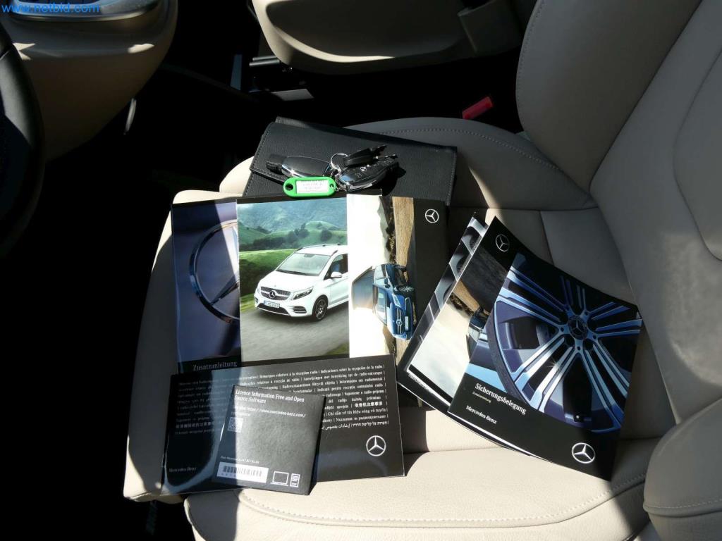 Autocaravanas, furgonetas y turismos modernos-25