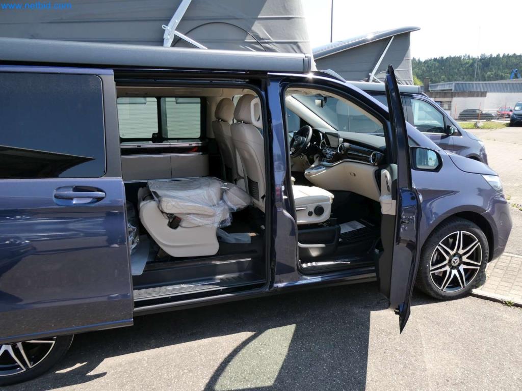 Autocaravanas, furgonetas y turismos modernos-28