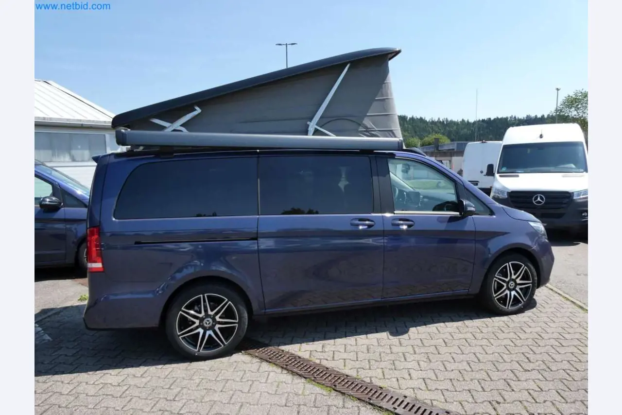 Nowoczesne kampery, furgonetki i samochody osobowe-32