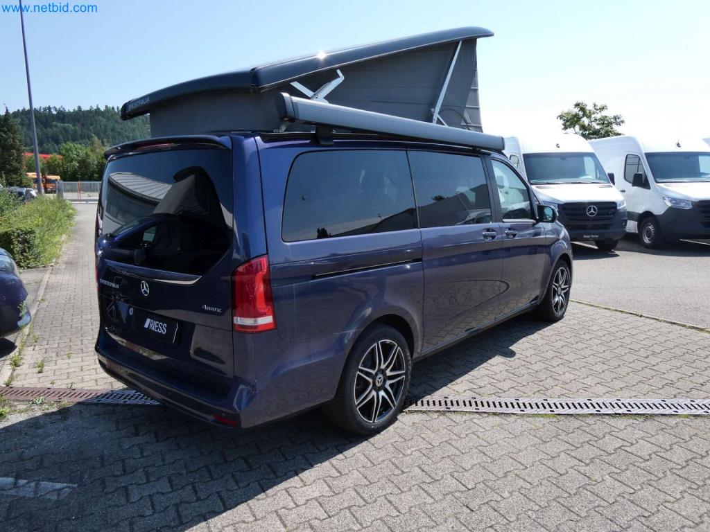 Autocaravanas, furgonetas y turismos modernos-33