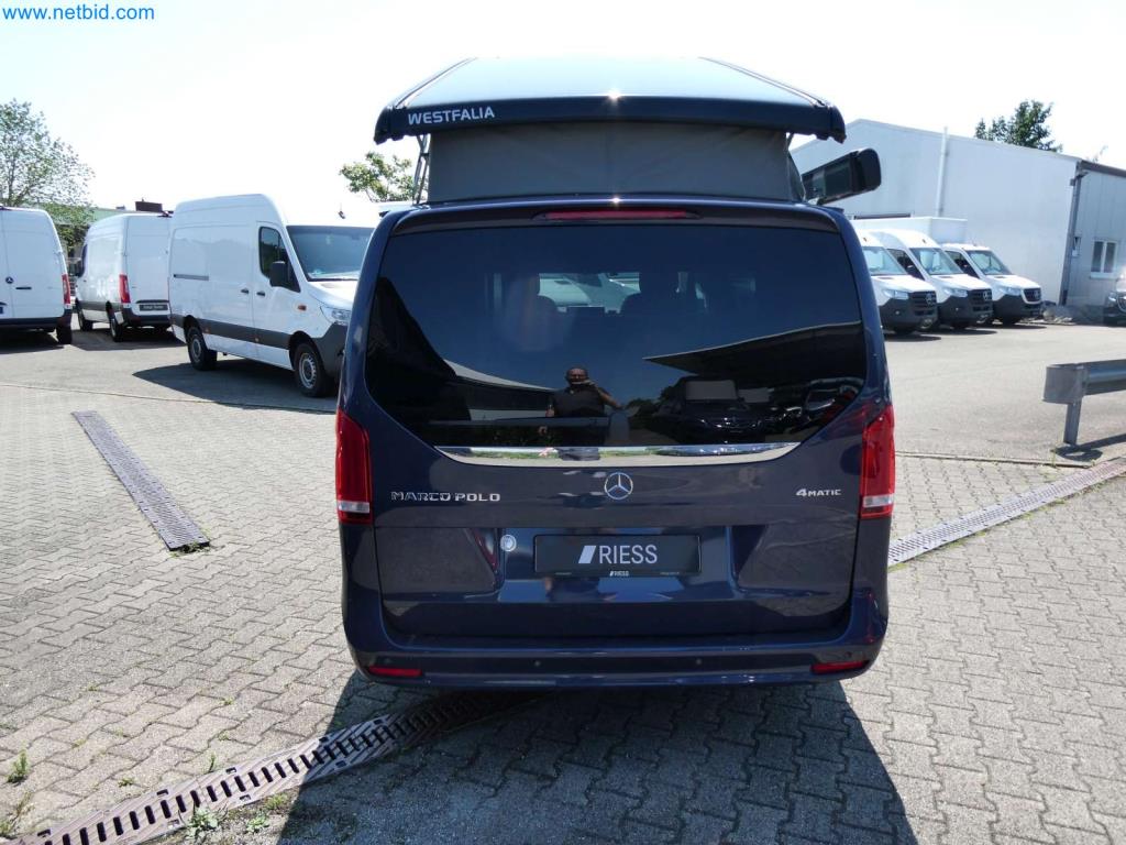 Autocaravanas, furgonetas y turismos modernos-34