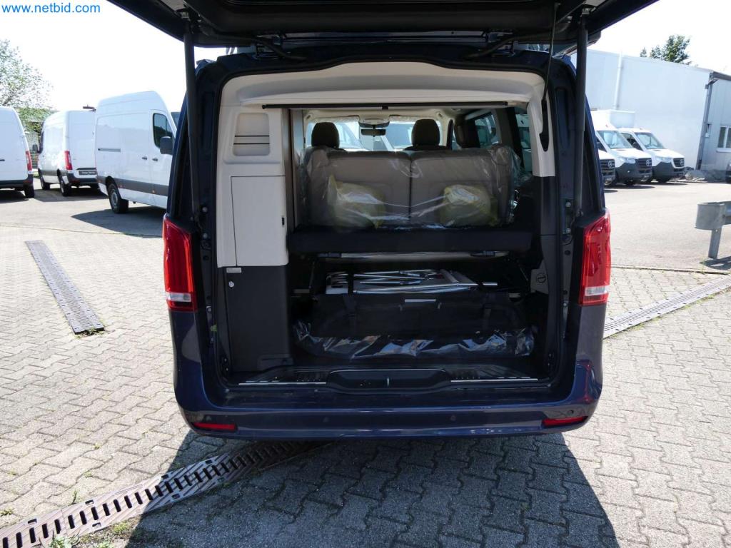 Autocaravanas, furgonetas y turismos modernos-5