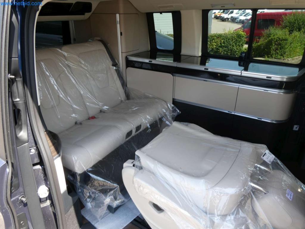 Autocaravanas, furgonetas y turismos modernos-8