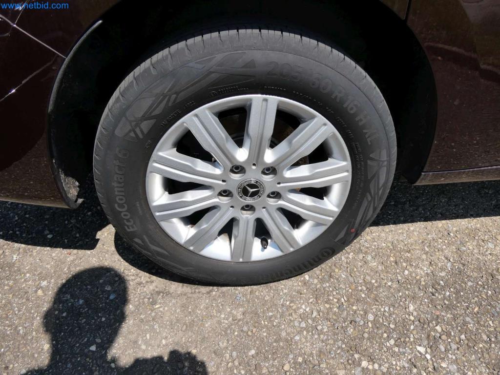 Sodobni avtodomi, kombiji in avtomobili-11