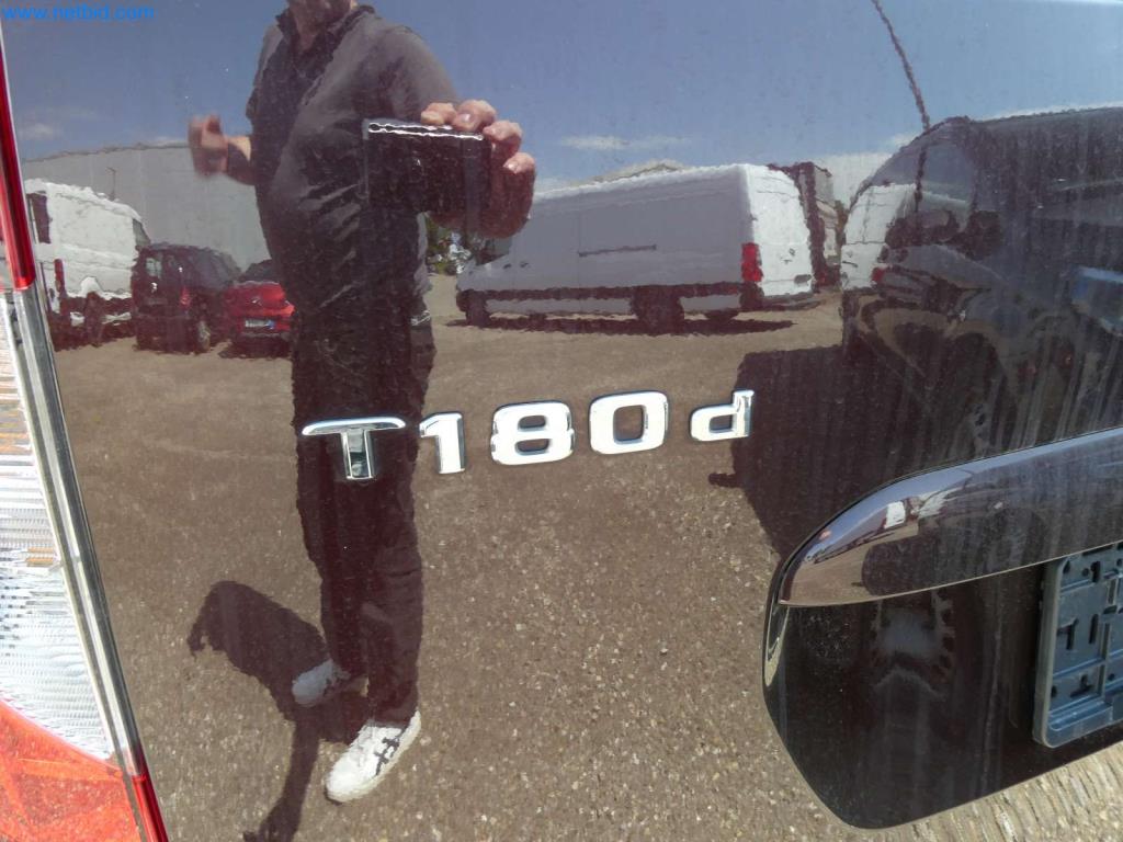 Sodobni avtodomi, kombiji in avtomobili-18