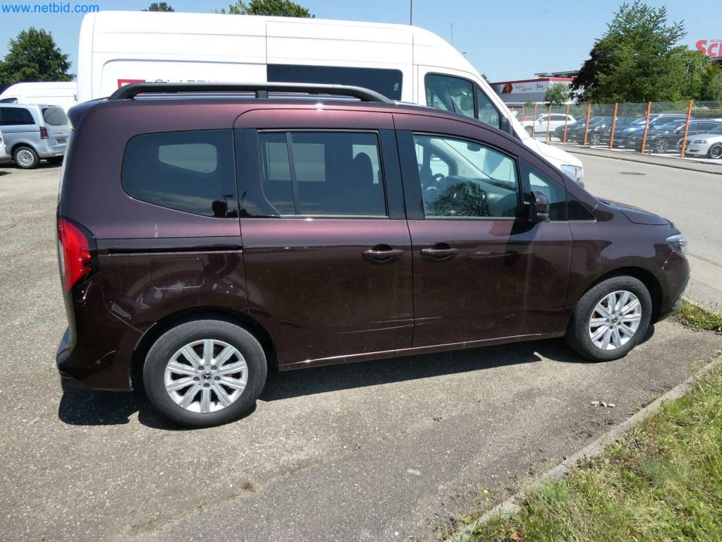 Sodobni avtodomi, kombiji in avtomobili-35