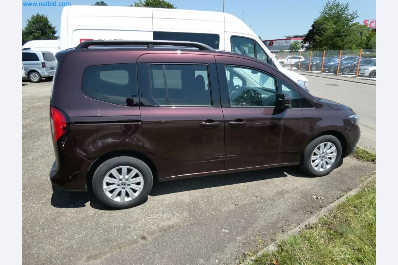 Moderne Campervans, Transporter und PKW-35