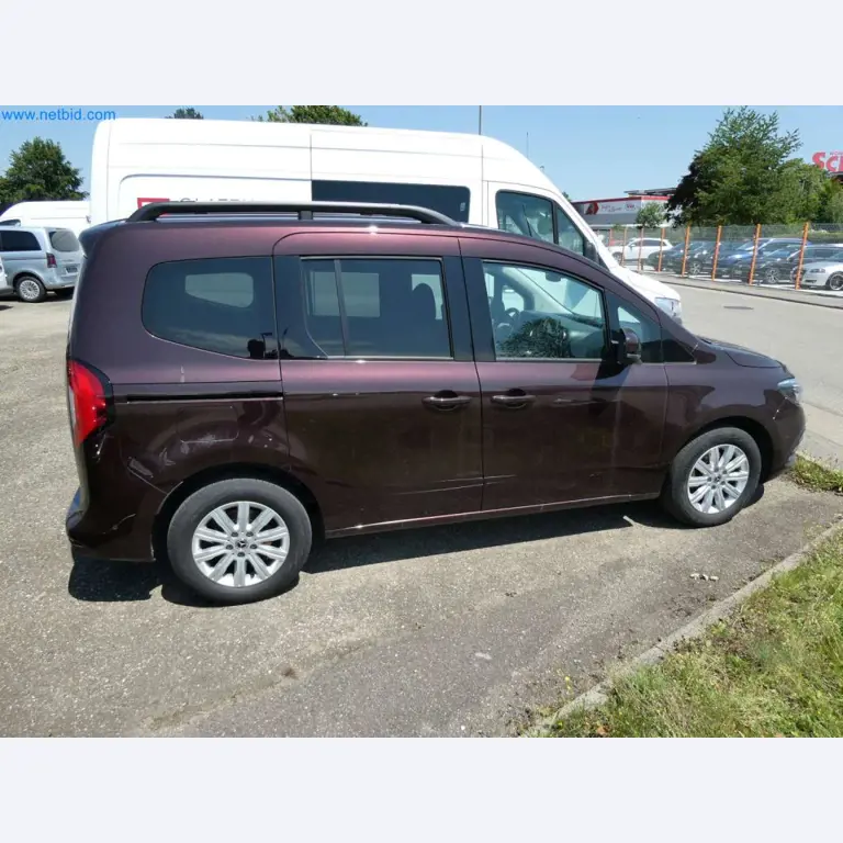 Moderne Campervans, Transporter und PKW-35