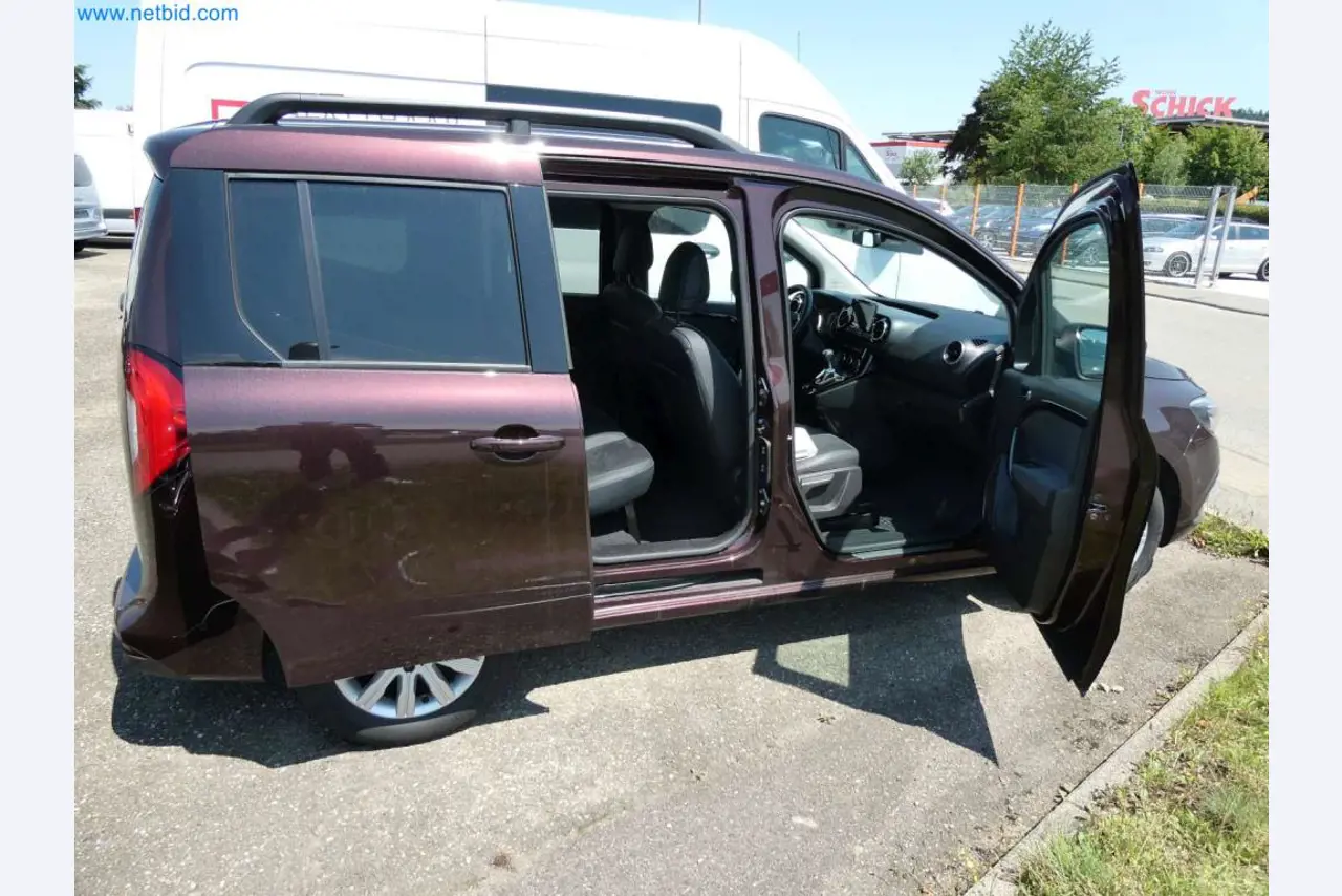 Moderne Campervans, Transporter und PKW-37