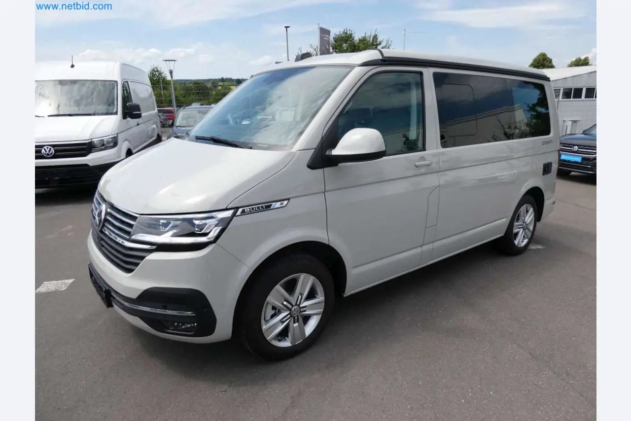 Moderne Campervans, Transporter und PKW-11