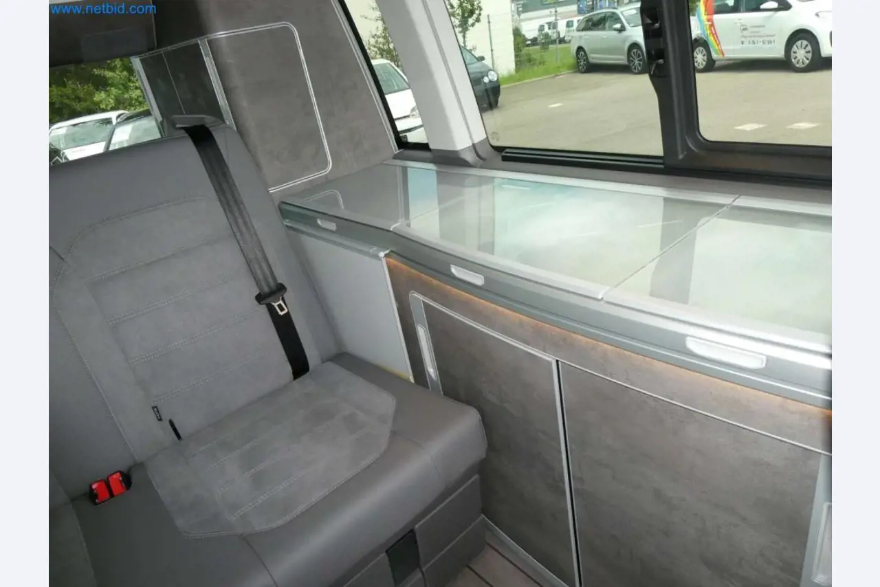 Moderne Campervans, Transporter und PKW-23