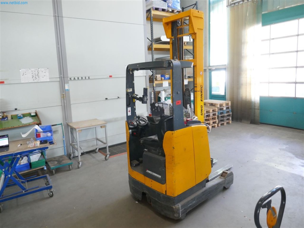 Maschinen, Warenvorräte, Lagertechnik u. Designmöbel eines Möbelherstellers-2