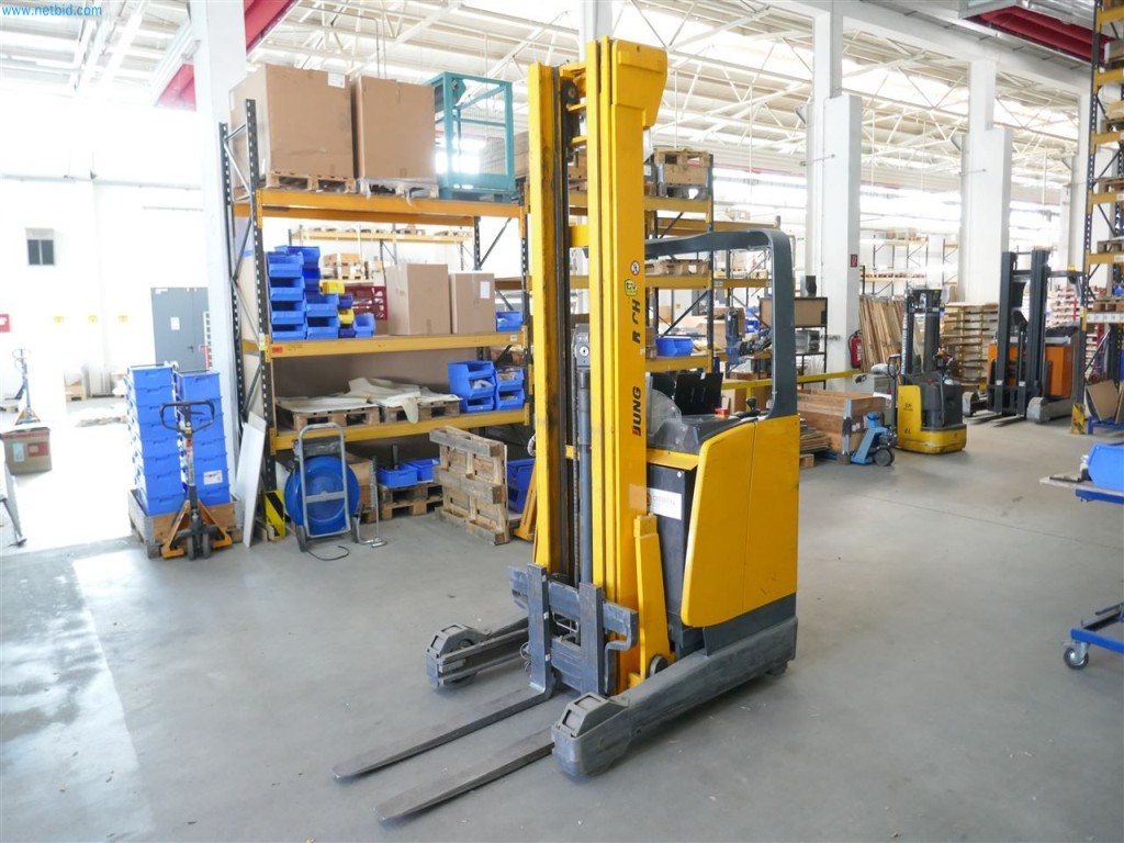 Maschinen, Warenvorräte, Lagertechnik u. Designmöbel eines Möbelherstellers-3