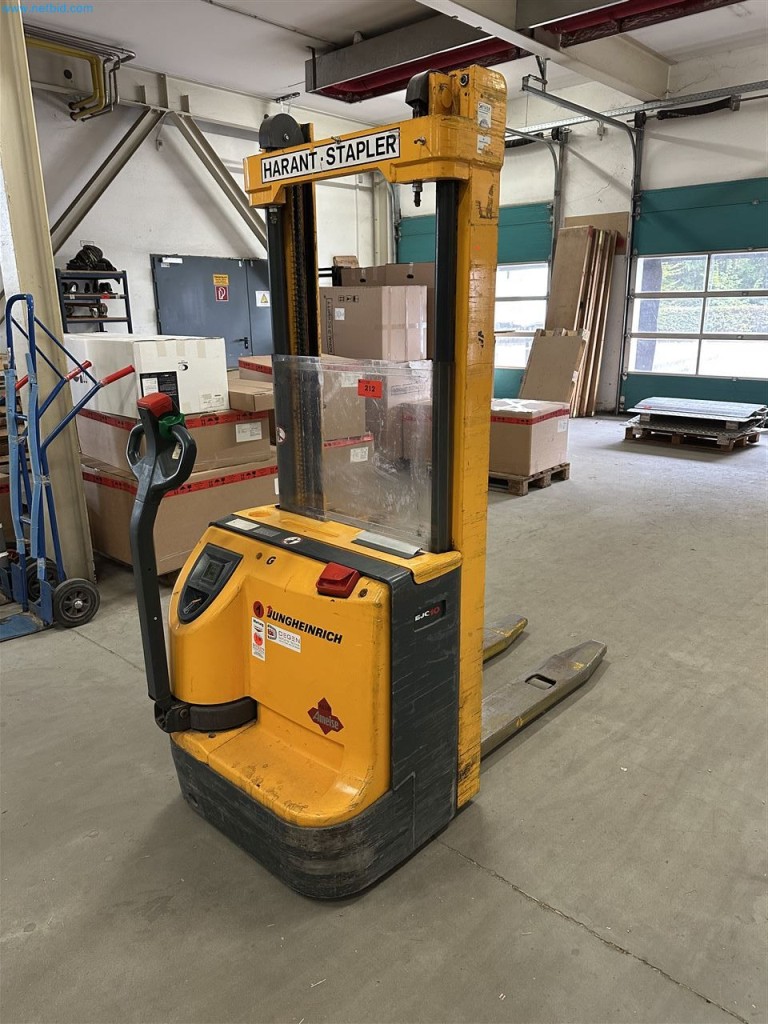 Maschinen, Warenvorräte, Lagertechnik u. Designmöbel eines Möbelherstellers-1