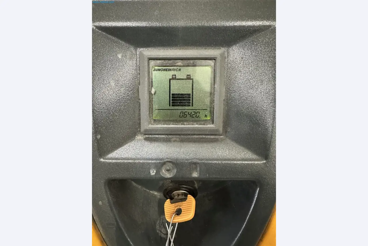 Machines, inventarissen, opbergtechniek en designmeubels van een meubelfabrikant-2