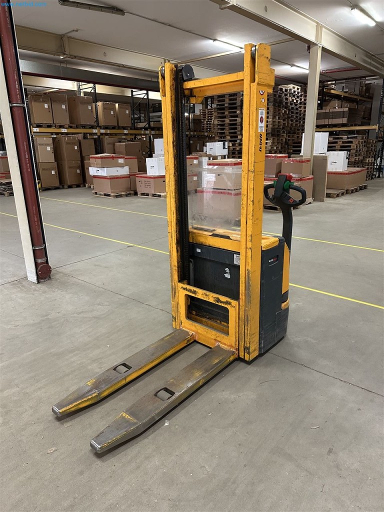 Maschinen, Warenvorräte, Lagertechnik u. Designmöbel eines Möbelherstellers-3