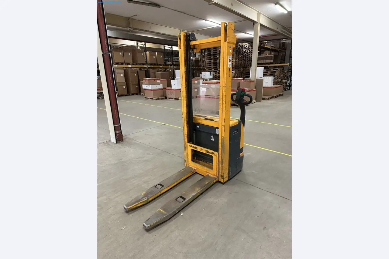 Machines, inventarissen, opbergtechniek en designmeubels van een meubelfabrikant-3