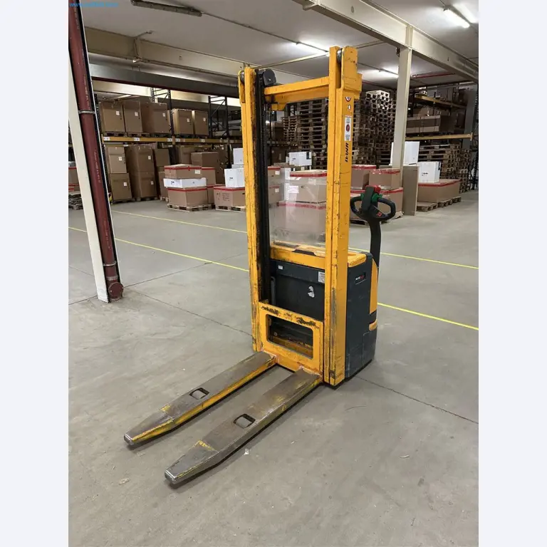 Machines, inventarissen, opbergtechniek en designmeubels van een meubelfabrikant-3