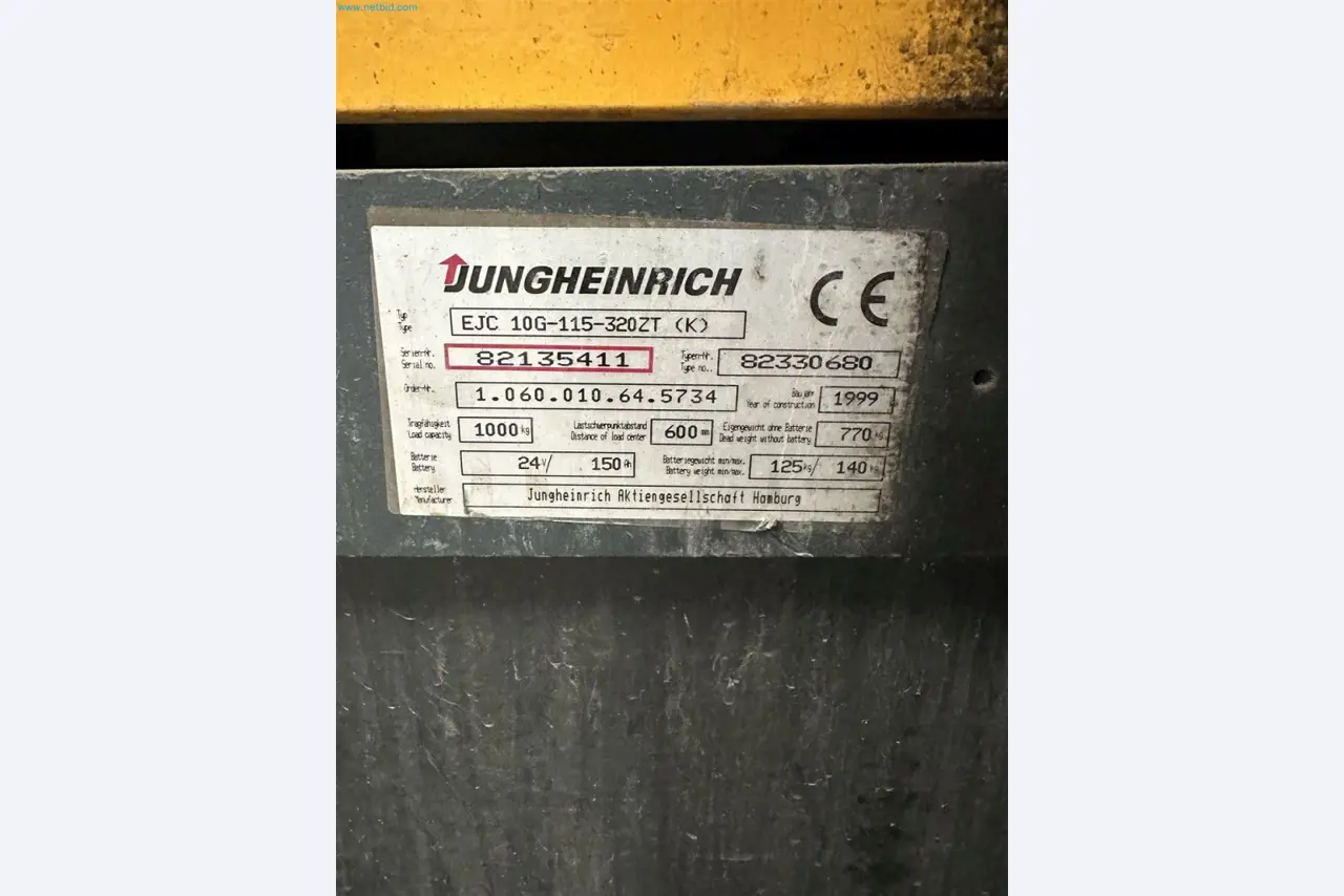 Machines, inventarissen, opbergtechniek en designmeubels van een meubelfabrikant-4