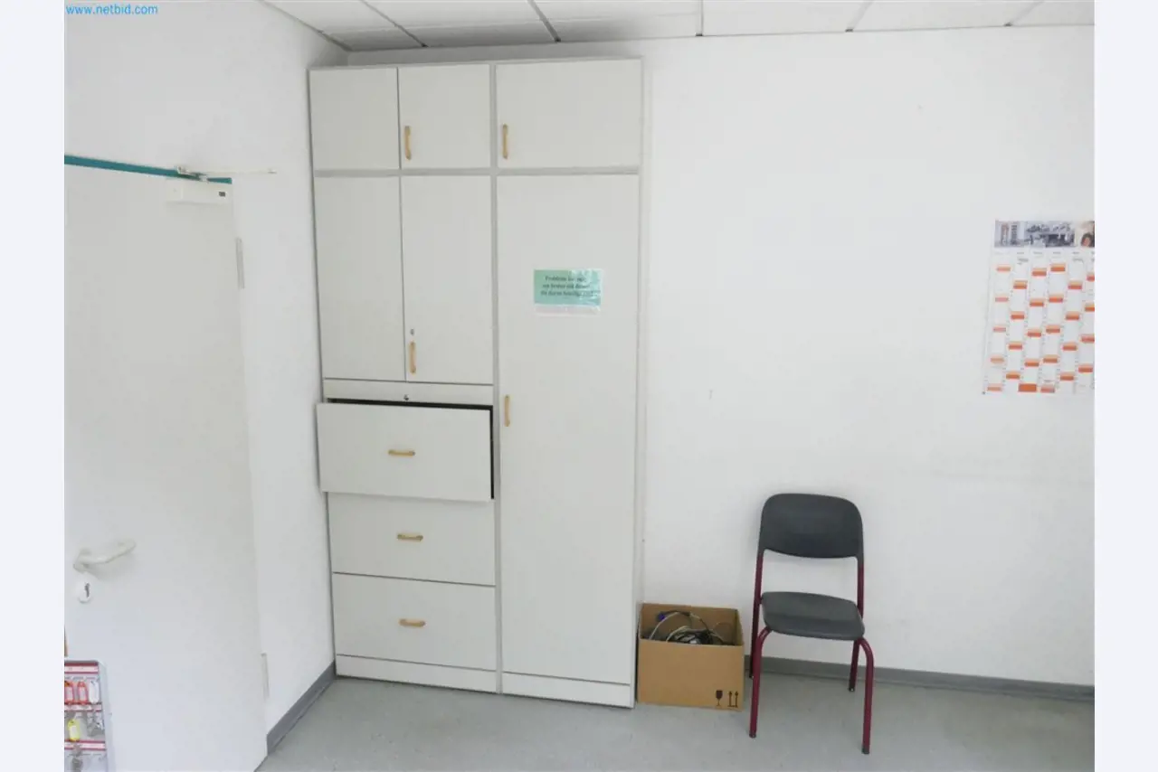 Maschinen, Warenvorräte, Lagertechnik u. Designmöbel eines Möbelherstellers-3